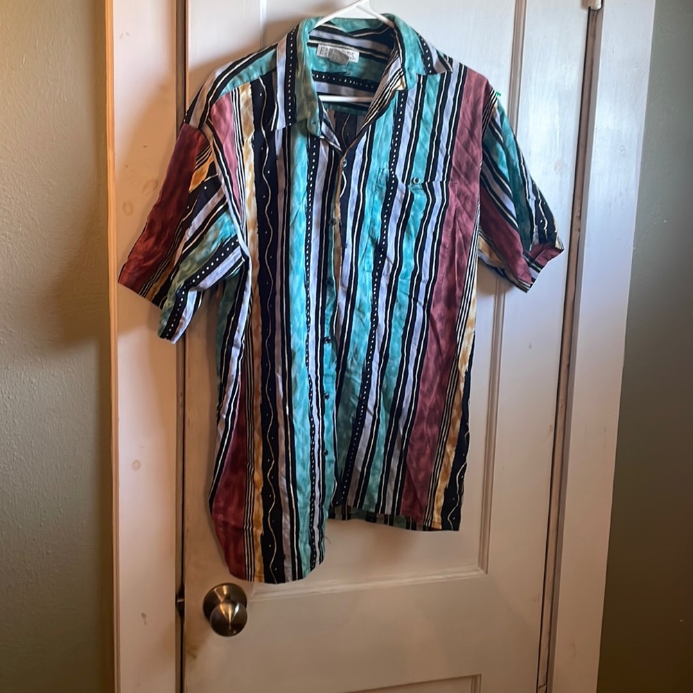 Men’s Expressions Worldwide button down shirt